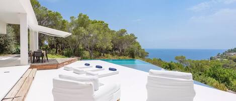 Villa | Balcony