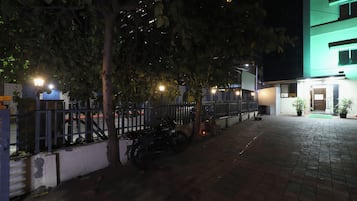 Fachada de la propiedad por la tarde o noche