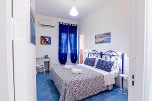 Una scrivania, postazione laptop, tende oscuranti, insonorizzazione
