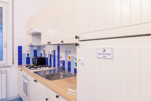 Dapur pribadi | Lemari es, microwave, kompor, dan peralatan masak/sendok-piring