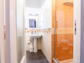 Chambre classique double, balcon, vue sur la ville | Salle de bain | Douche, séchoir à cheveux, pantoufles, serviettes fournies