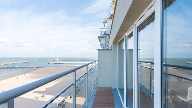 Un balcone con vista sulla spiaggia e sul mare.
