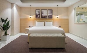 In-room safe, soundproofing, free WiFi, bed sheets