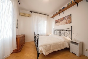 Apartment | 2 bedrooms, free WiFi - HouSmart Treves 2 (Bologna)