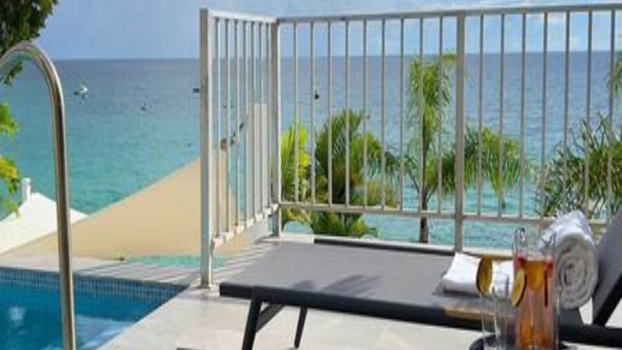 Villa Francoise - 4 Bedroom Beachfront w Pool