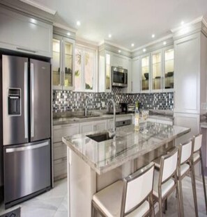 House | 4 bedrooms - Villa Francoise - 4 Bedroom Beachfront w Pool (Fryers Well)