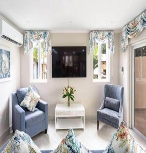 Villa | 4 bedrooms - Villa Francoise - 4 Bedroom Beachfront w Pool (Fryers Well)