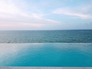 A clear view of a swimming pool with a view of the ocean. - Je Suis Jamaica - 4 B R Beachfront Villa w Staff (Duncans)