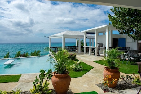 Villa | 5 dormitorios. The W Villa 5 B R Oceanfront w Staff