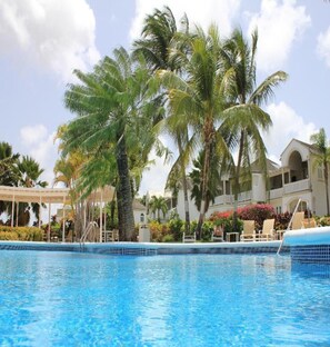 House - Paradise BDS - 3 B R Golf Villa at Rwml (Westmoreland)