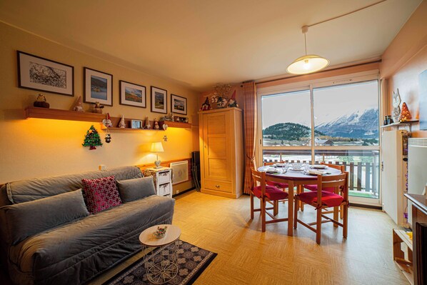 Smart-TV, Kamin, Bücher