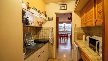 Wasserkocher mit Kaffee-/Teezubehör, Kühlschrank, Mikrowelle, Ofen