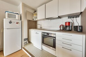 Kjøleskap, mikrobølgeovn, ovn og oppvaskmaskin