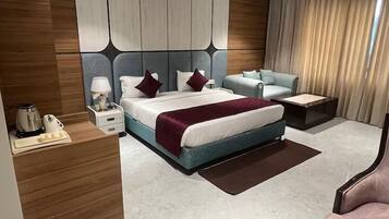 1 bedroom, premium bedding, desk, laptop workspace