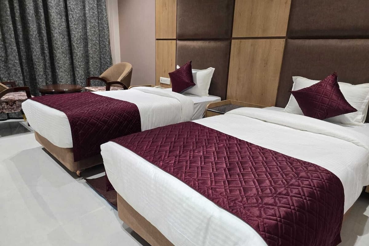 1 bedroom, premium bedding, desk, laptop workspace