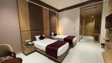 1 bedroom, premium bedding, desk, laptop workspace