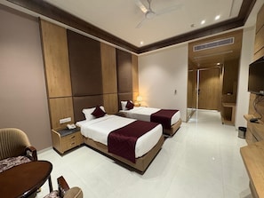 1 bedroom, premium bedding, desk, laptop workspace