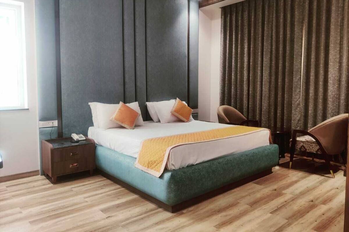 ห้องลักซ์ชัวรี่สวีท, วิวสระว่ายน้ำ | เครื่องนอนระดับพรีเมียม, โต๊ะทำงาน, พื ้นที่ทำงานแบบใช้แล็ปท็อป