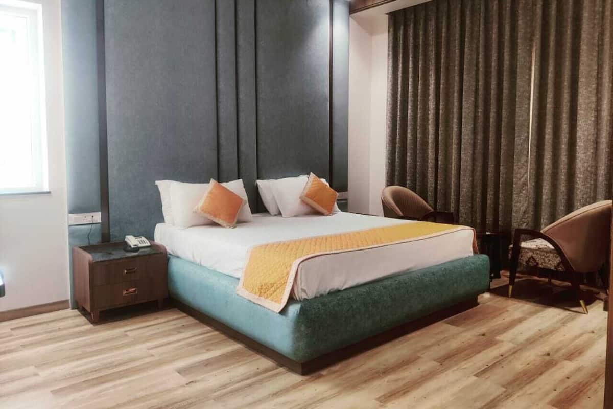 1 bedroom, premium bedding, desk, laptop workspace