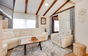 Téléviseur connecté, foyer, table de baby-foot, table de ping-pong