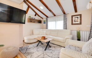 Älytelevisio, takka, pöytäjalkapallopöytä, pöytätennispöytä