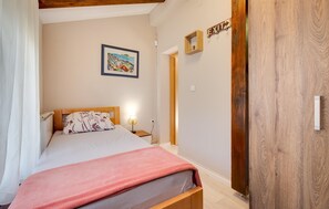 Planxa i posts de planxar, un bressol de viatge i wifi gratuïta 