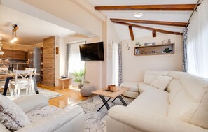 Smart TV, fireplace, foosball, table tennis - Stunning home in Plesivica with sauna (Plesivica)