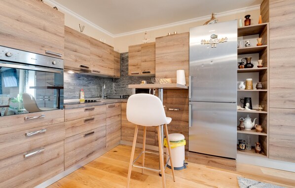 Jääkaappi, uuni, liesi, kahvin-/teenkeitin