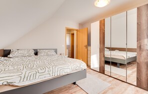 3 bedrooms, iron/ironing board, travel crib, free WiFi