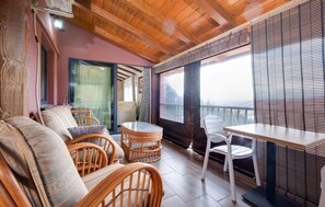 Téléviseur connecté, foyer, table de baby-foot, table de ping-pong