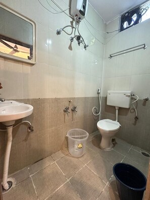Ein kleines Badezimmer mit Waschbecken, Toilette und Spiegel.