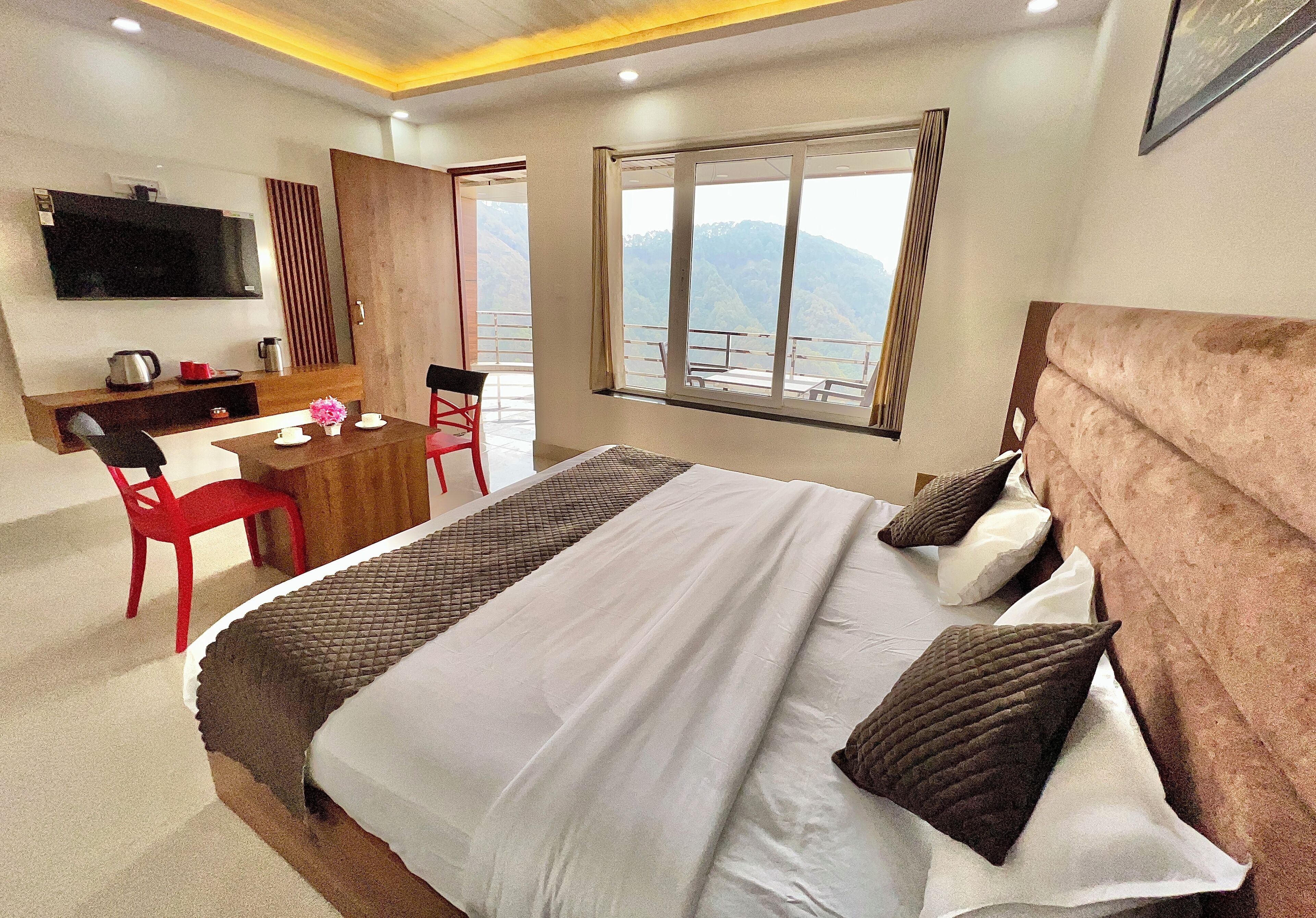 Chambre Double Deluxe, balcon, vue montagne | Literie de qualité supérieure, surmatelas, bureau, chambres insonorisées