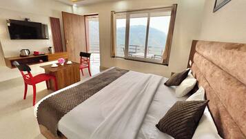 Chambre Double Deluxe, balcon, vue montagne | Literie de qualité supérieure, surmatelas, bureau, chambres insonorisées