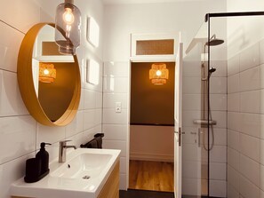 Shower, hair dryer, towels, shampoo - Casa Mouzi - Matosinhos (Matosinhos)