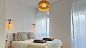 2 soverom, skrivebord, strykejern/-brett og reiseseng for barn