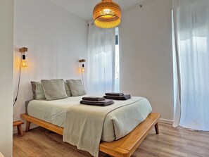 2 bedrooms, desk, iron/ironing board, travel crib - Casa Mouzi - Matosinhos (Matosinhos)