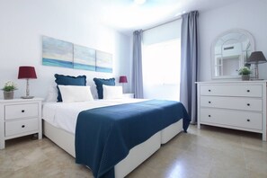 2 habitaciones, caja de seguridad en la habitación y escritorio 