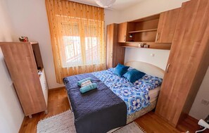 2 habitaciones, tabla de planchar con plancha y cuna de viaje