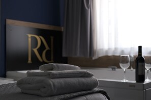 1 bedroom, in-room safe, desk, blackout curtains