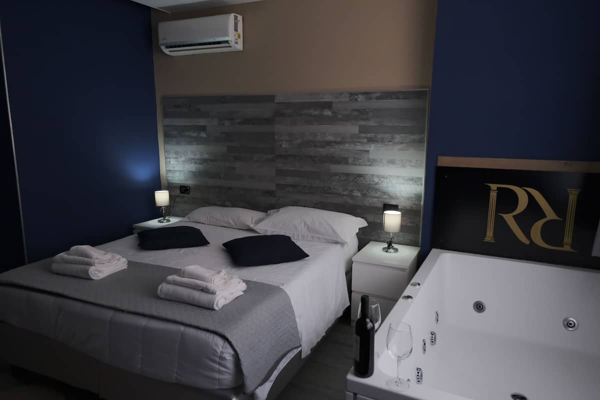 Deluxe Room | In-room safe, desk, blackout curtains, iron/ironing board