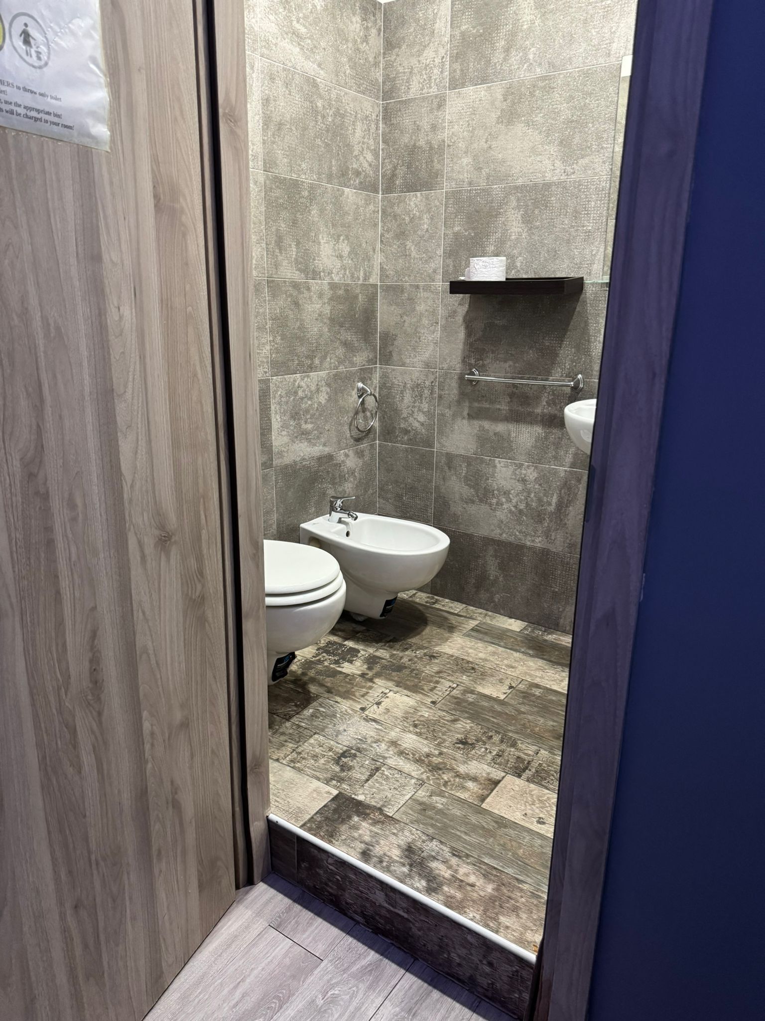 Une salle de bain moderne équipée d’une douche, de toilettes et d’un bidet.