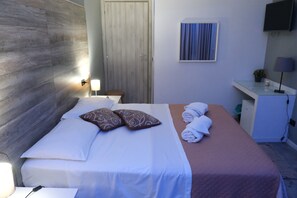 In-room safe, desk, blackout curtains, iron/ironing board - Royalty room spa (Naples)
