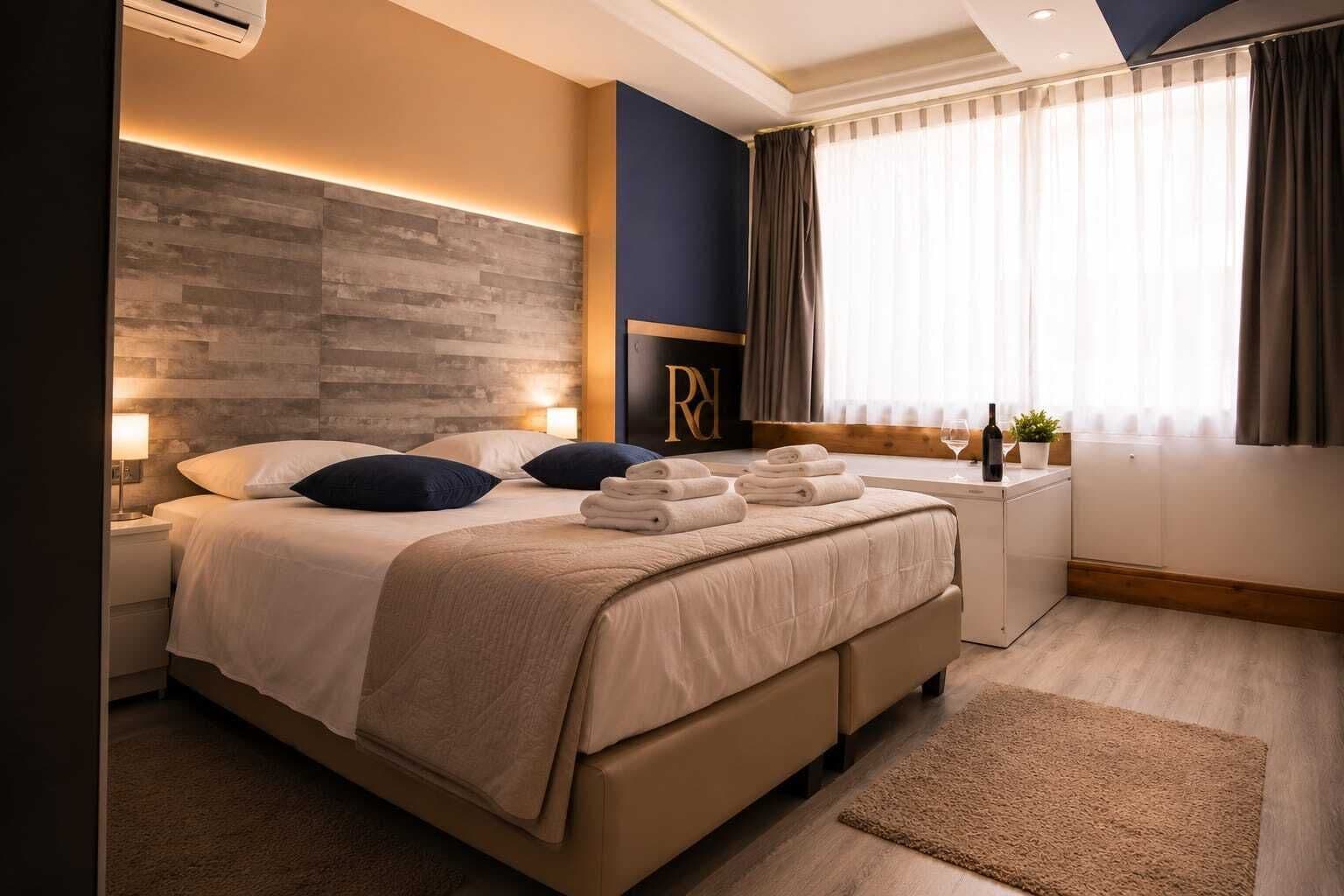 Deluxe-Zimmer | Zimmersafe, Schreibtisch, Verdunkelungsvorhänge, Bügeleisen/Bügelbrett