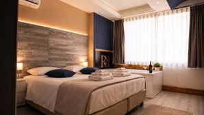 Deluxe Room | Peti besi dalam bilik, meja, langsir/tirai gelap terus 