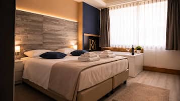 Deluxe Room | In-room safe, desk, blackout drapes, iron/ironing board
