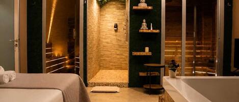 Royal Room, 1 Bedroom | In-room safe, desk, blackout curtains, iron/ironing board