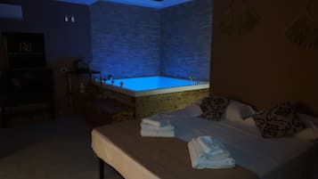 Royal Room, 1 Bedroom | In-room safe, desk, blackout curtains, iron/ironing board