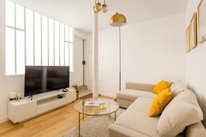 อพาร์ทเมนท์, วิวสวนหย่อม | บริเวณนั่งเล่น | ทีวีจอแบน 50 นิ้ว พร้อมช่องเคเบิล