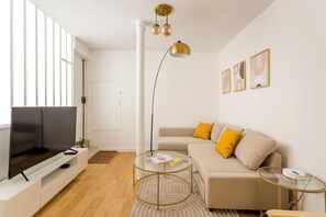 Appartement, vue cour intérieure | Coin séjour | Télévision à écran plat de 50 pouces avec chaînes par câble