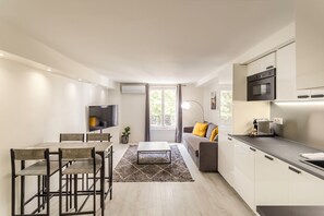 Appartement, vue ville | Coin séjour | Télévision à écran plat de 50 pouces avec chaînes par câble